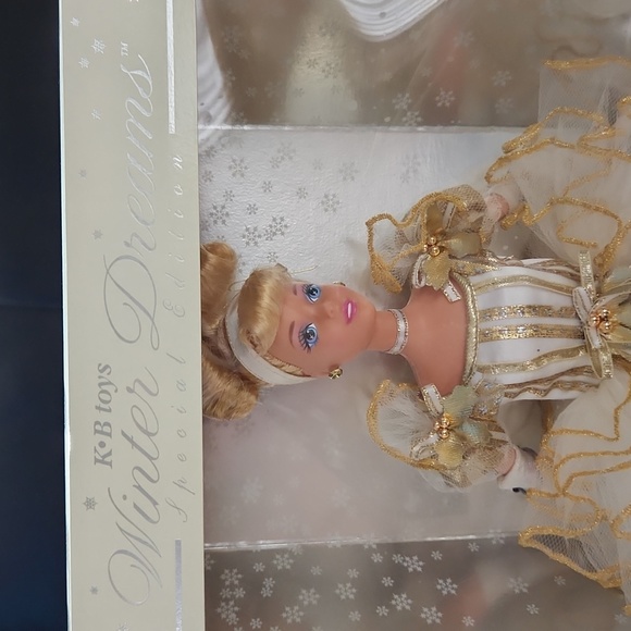 KB TOYS WINTER DREAMS SPECIAL EDITION BARBIE CINDERELLA - Picture 3 of 6